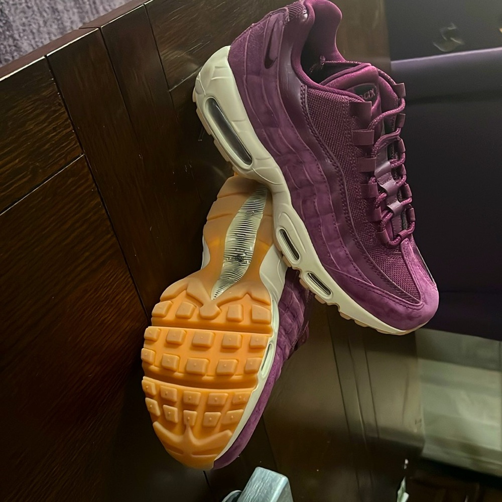 Bordeaux Airmax.size 7.5 Boys/Men